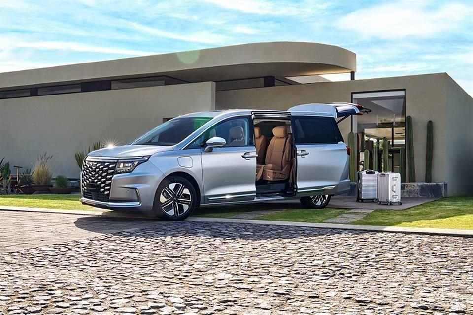 3 sıra koltuklu ve 2.500 litreye kadar bagaj hacmine sahip bir minivan.