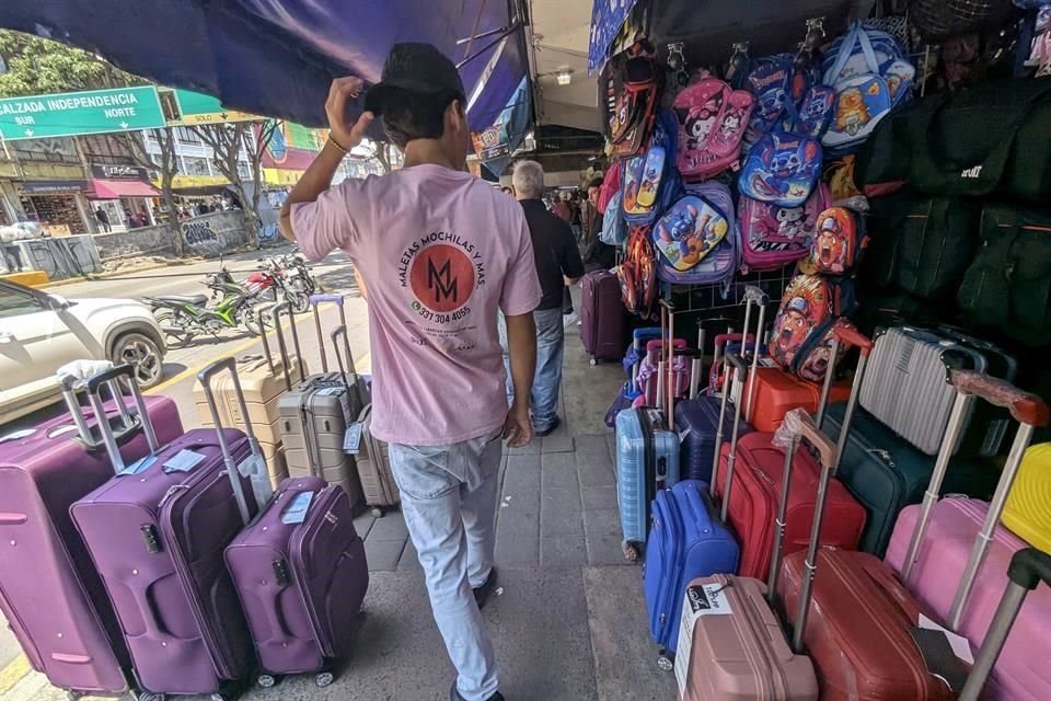 Algunos locatarios ubicados en la planta de este centro comercial colocan distintos productos y artículos sobre la vía pública.