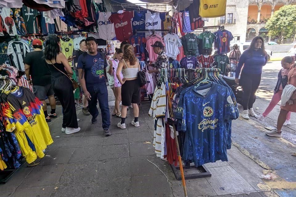 Algunos locatarios ubicados en la planta de este centro comercial colocan distintos productos y artículos sobre la vía pública.