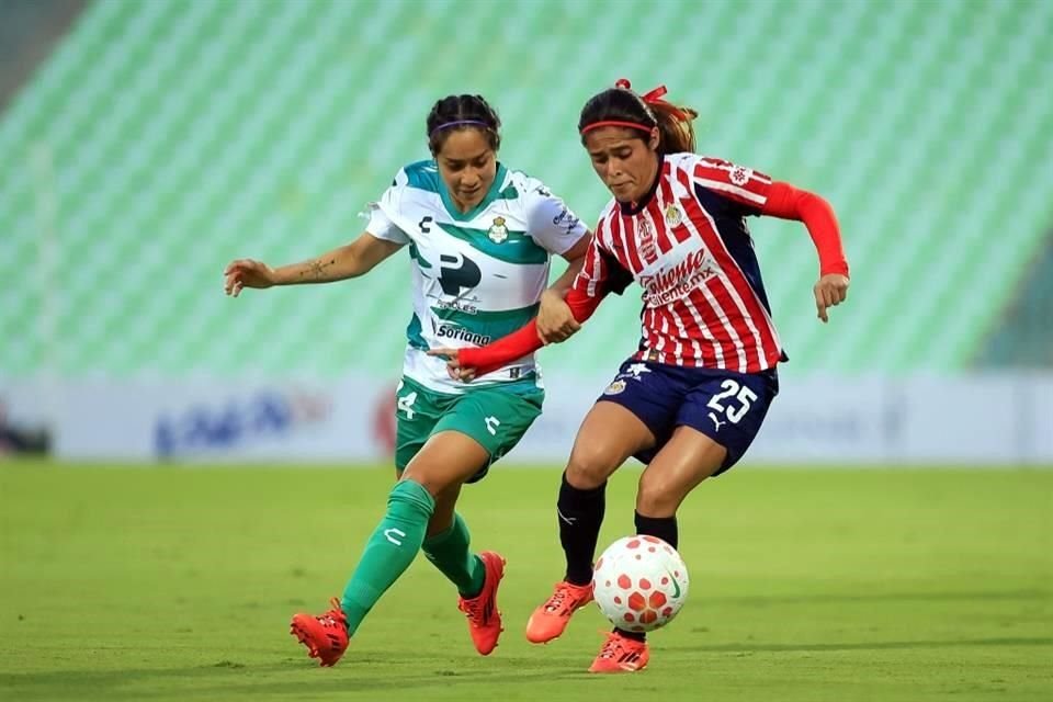 Las Chivas femenil cortaron su racha perfecta de tres victorias al ser derrotadas 2-1 contra Santos en Torreón.
