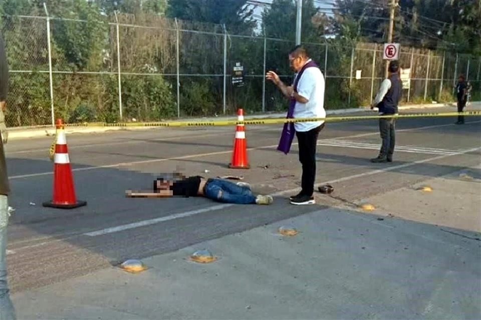 Un motociclista murió al chocar con una van, sobre Carretera Nextipac-La Venta.