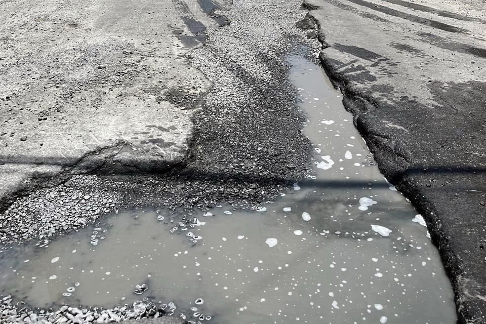 Hace cuatro meses, el organismo estatal hizo una zanja a lo largo de 83 metros de la calle Simón Bolívar, entre Nicolás Bravo y Porfirio Díaz, para reparar una fuga de agua.