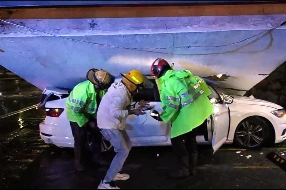 Las personas pudieron salir del auto por su propio pie.