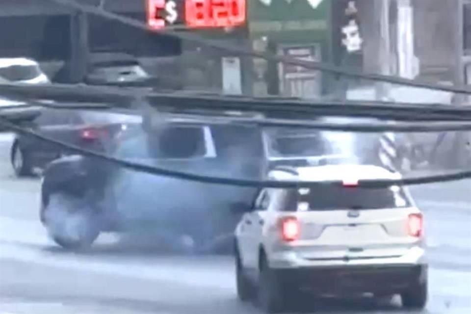 Sicarios a bordo de una camioneta se acercan para rematarlo ante decenas de testigos. En videos difundidos ayer, el vehículo de los criminales impide ver el ataque