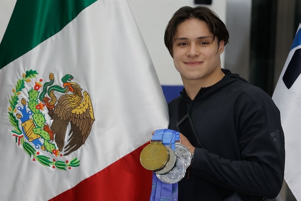 De regreso al País tras ganar Oro en Singapur, clavadista Osmar Olvera dijo que va por más y seguirá trabajando para conseguir más logros.