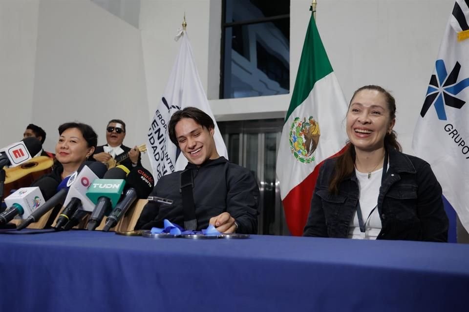 El clavadista ofreció una conferencia acompañado de su entrenadora, Ma Jin (izquierda).
