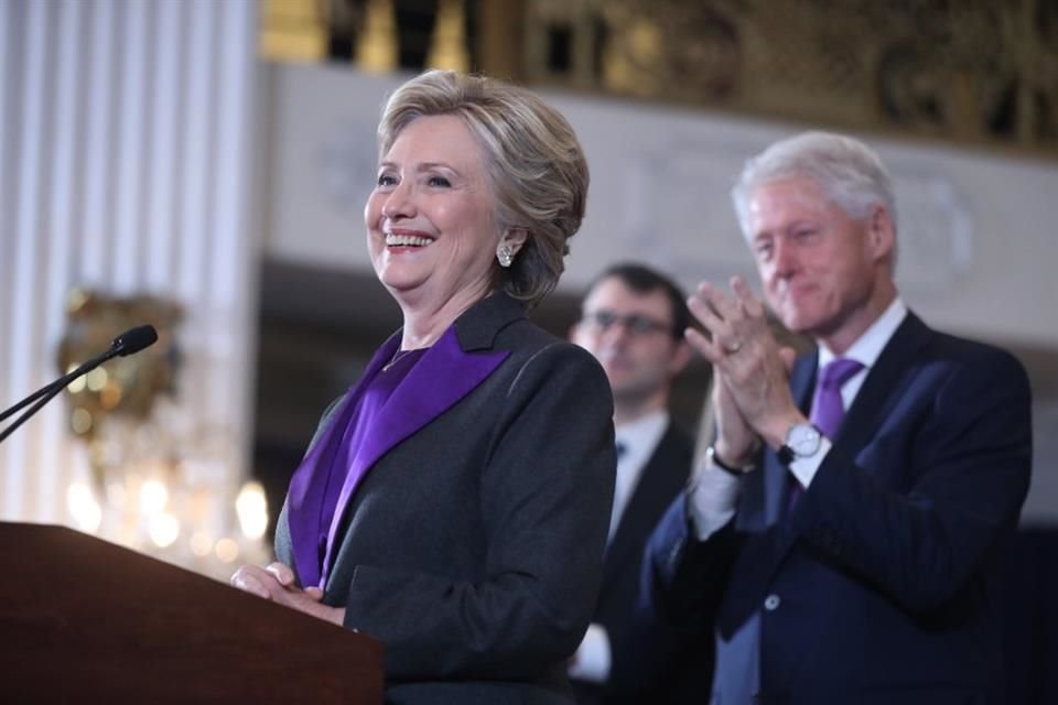 Congreso de EU citó para octubre al ex Presidente demócrata Bill Clinton y a su esposa Hillary para que aclaren sus vínculos con Epstein.