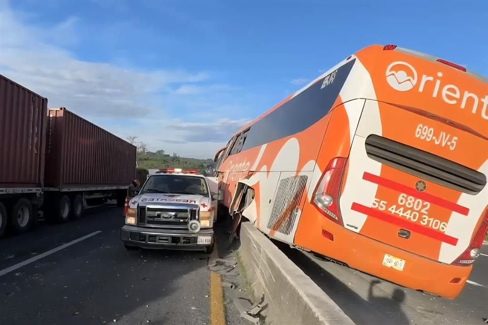 Un tráiler impactó contra un camión de pasajeros y este terminó por chocar contra el muro de contención.