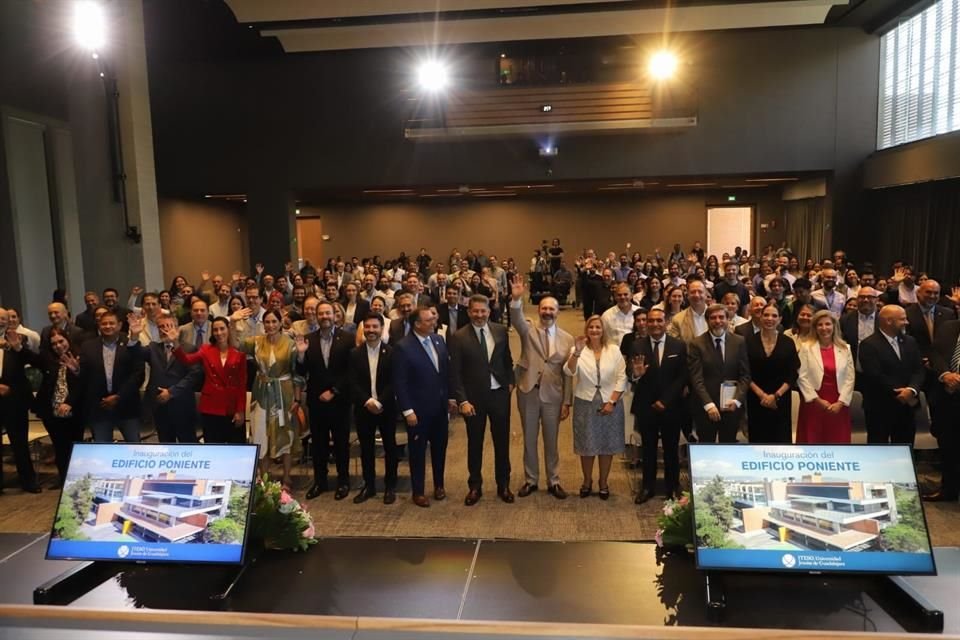En la ceremonia de inauguración estuvieron el Rector del ITESO, Alexander Zatyrka y la directora del edificio de preparatoria, Mónica Durán.