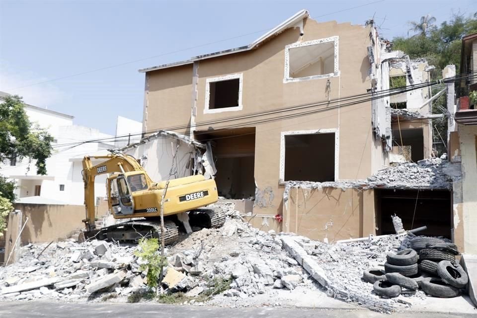 Trabajadores de una constructora iniciaron labores de demolición de la casa que fuera de la familia Peña Coss, donde hace 15 años ocurriera un doble crimen que sacudió a la ciudad entera.