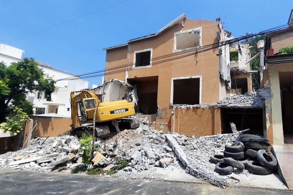 Aunque trabajadores de la constructora no mencionaron si en el el lugar se edificará otra vivienda, mencionaron que para el viernes la casa donde ocurrió la tragedia, quedará completamente demolida.