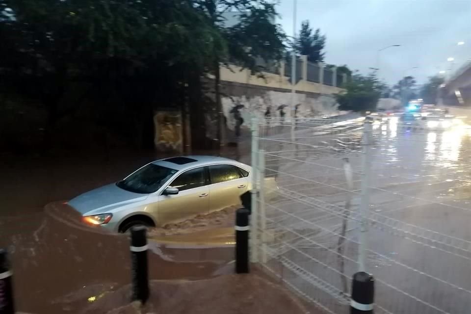 De acuerdo con el Radar Doppler de la UdeG, la precipitación pluvial es de intensa a moderada sobre todo en el sur de la Ciudad y hacia la Región Lagunas de Jalisco.