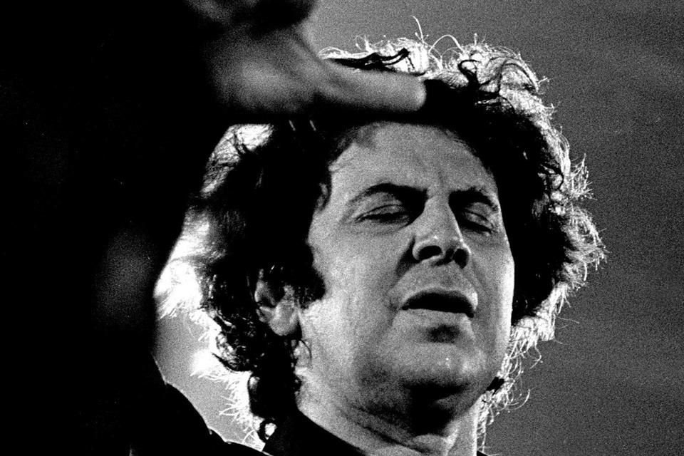 Theodorakis es autor de una obra prolífica que va desde sinfonías hasta oratorios e incluye una importante contribución a la renovación de la música popular.