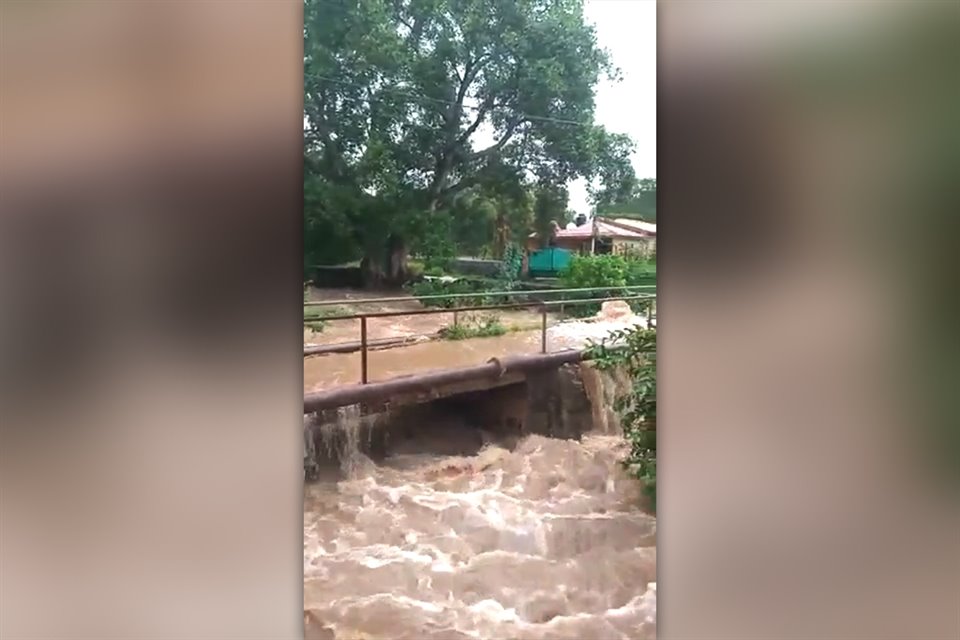 Las lluvias registradas en Teocuitatlán de Corona causaron inundaciones de 40 centímetros.