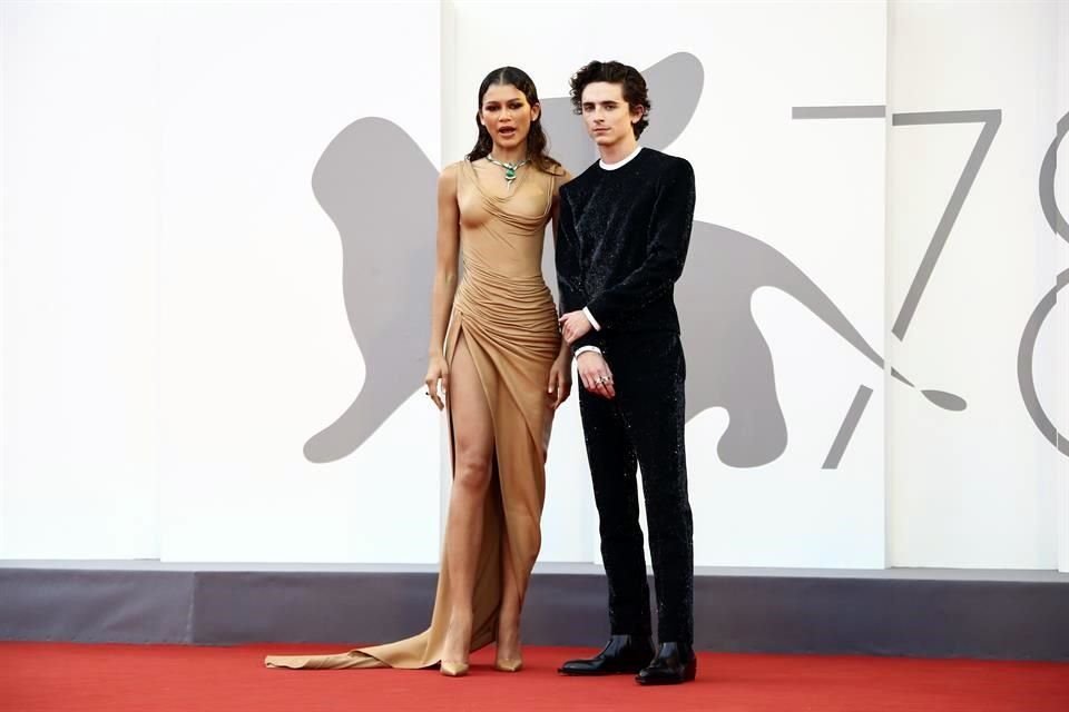 Zendaya y Timothee Chalamet posan en la premiere de 'Dune' en Venecia.