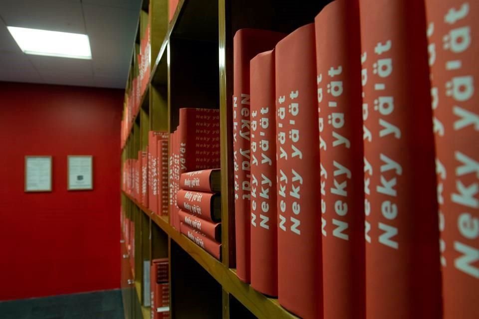 La sala de lectura del Museo de Arte de Zapopan alberga esta exhibición en su programa Biombo que reflexiona sobre la palabra y la escritura.