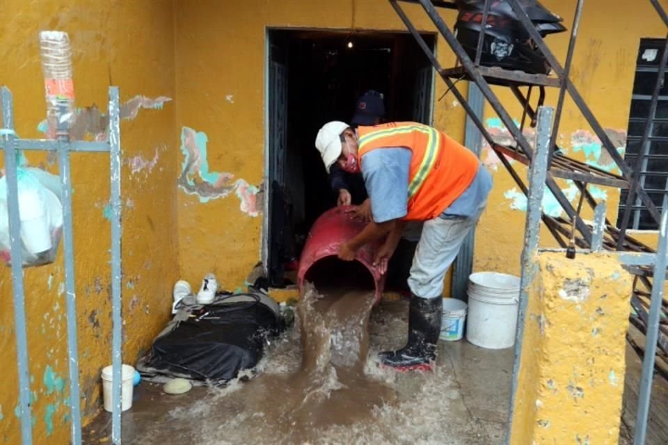 Brigadas de bomberos, agua potable y alcantarillado, entre otros, colaboran con las familias afectadas.