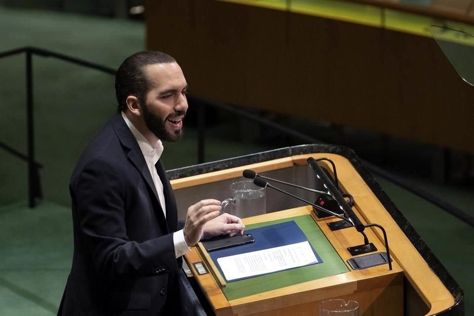 La Corte Suprema de El Salvador emitió una resolución que permite al Presidente Nayib Bukele postularse en las elecciones de 2024.