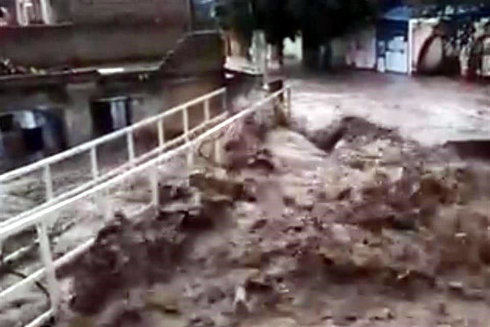 Vecinos de colonias afectadas comenzaron a reportar desde las 20:00 horas que estaba subiendo el nivel del agua del arroyo.