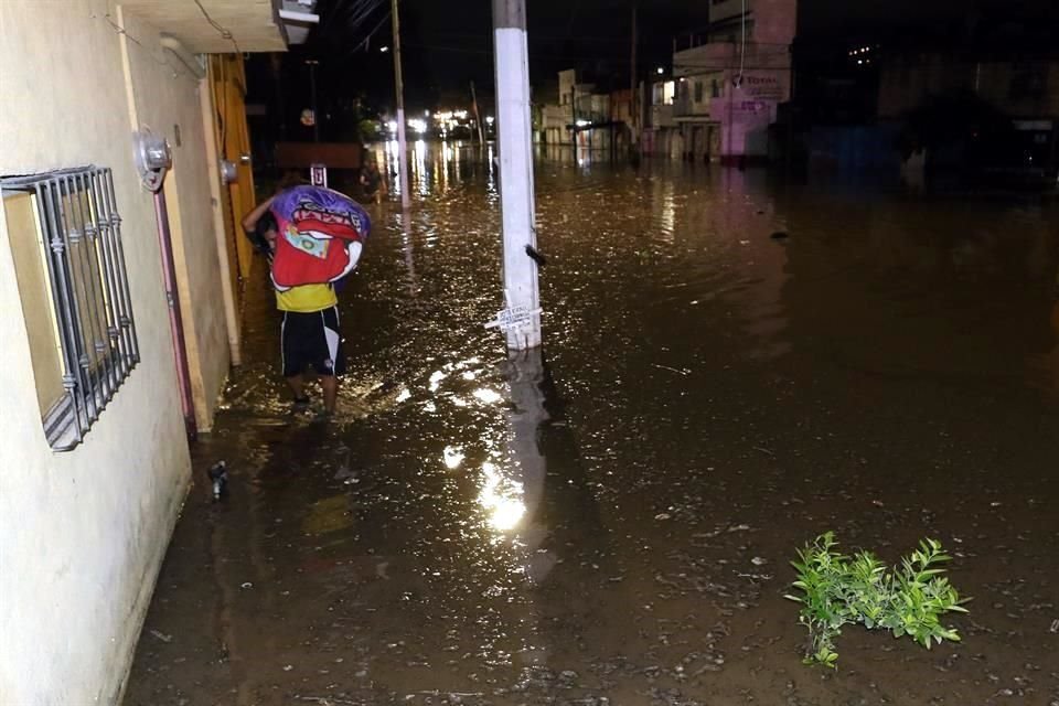 En Prolongación Guadalupe y Calle Costa Chica se registraron viviendas afectadas por la inundación.