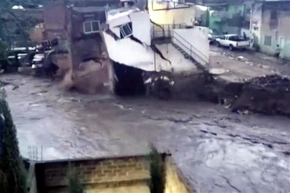 En las calles Magnetita y Zinc una vivienda que fue declarada como pérdida total en la primera inundación colapsó tras el nuevo desbordamiento del Arroyo El Seco.