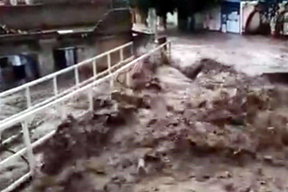 El caudal del arroyo El Seco llegó con gran fuerza nuevamente a la zona que inundó un mes antes.