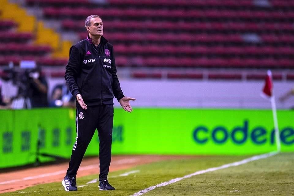 Jorge Theiler tomó el mando del Tri en lugar de Gerardo Martino, quien fue operado por un desprendimiento de retina.