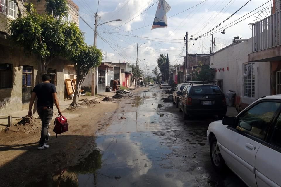 Calle San Fernando en la colonia Ojo de Agua continuaba llena de lodo hasta la tarde de este domingo.