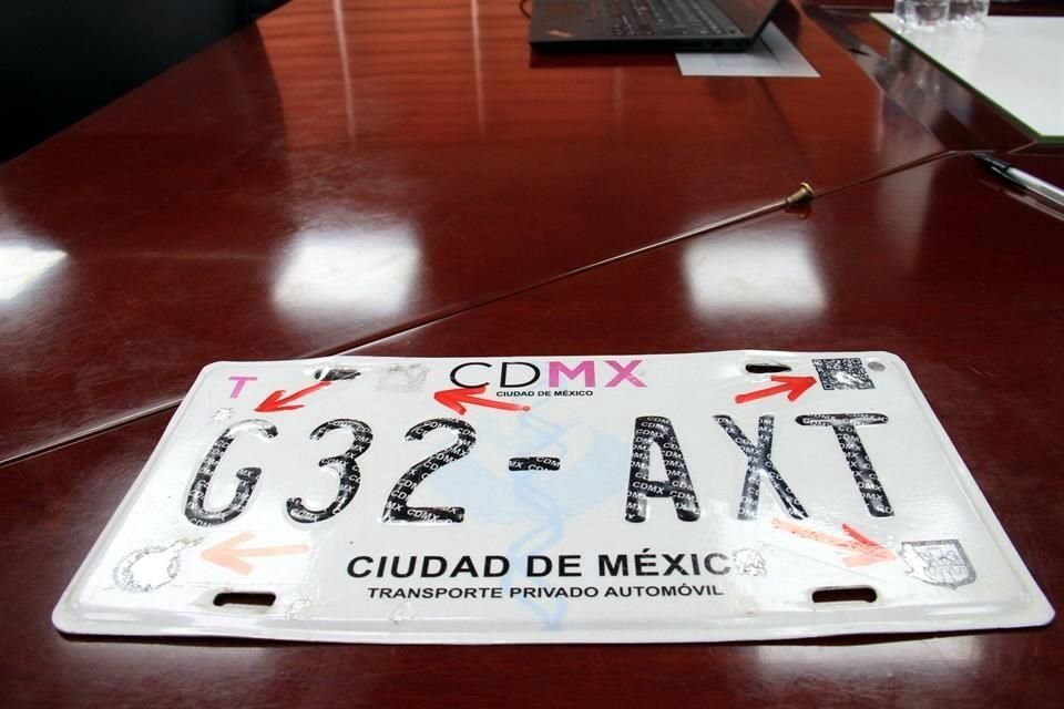 Basta con tallar la lámina con una llave para que se desprenda la pintura y deje al descubierto el material metálico. El troquelado de los caracteres está hecho a mano, con punzón y martillo.