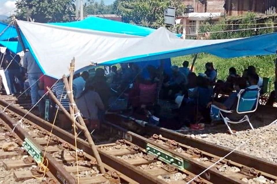 Desde hace más de tres meses, maestros de la CNTE mantienen bloqueadas las vías ferroviarias en Michoacán.