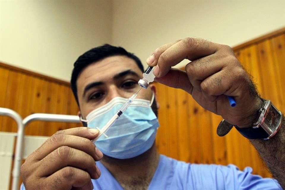 No obstante, los expertos insisten en que las vacunas siguen dando una protección significativa ante casos de infección grave.