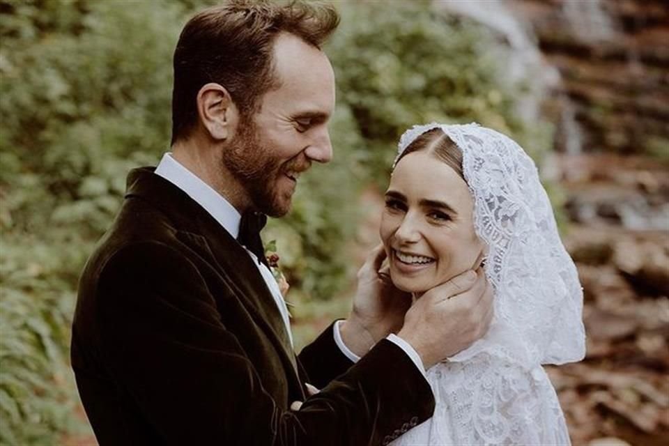 Lily Collins portó un vestido de encaje blanco diseñado por la firma Ralph Lauren en su boda con Charlie McDowell, celebrada el pasado fin de semana.