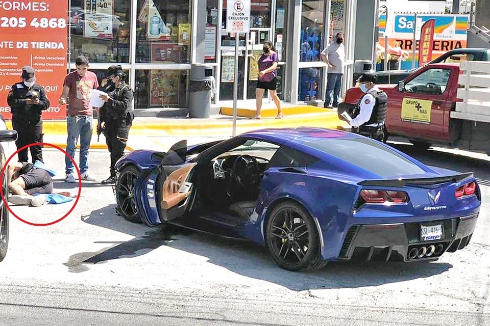 Herido, Luis Roger Lagunes Garza (círculo) condujo su auto Corvette hasta un Oxxo de Garza Sada y Lago Atitlán, donde pidió auxilio a elementos de Fuerza Civil que estaban en el lugar.