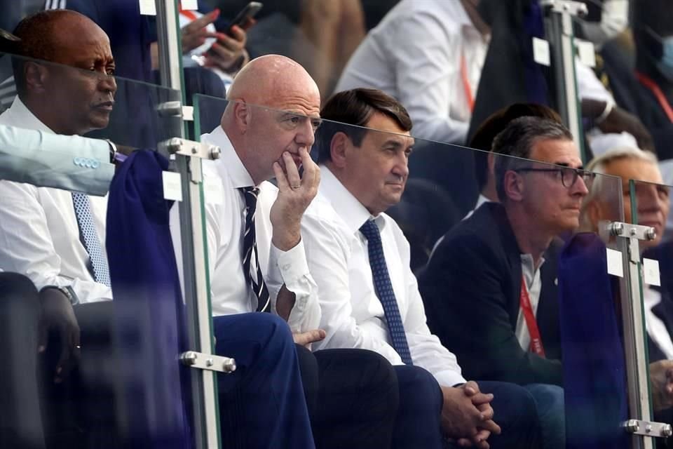 Gianni Infantino ve grandes beneficios en mundiales cada dos años.