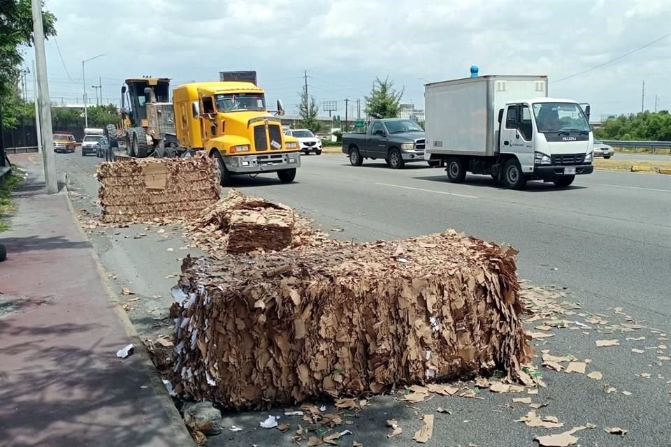 El hecho, que obstruyó parte del carril de baja velocidad y de los carriles normales, se registró cerca de las 14:15 horas, a la altura del Parque Plaza Sésamo.