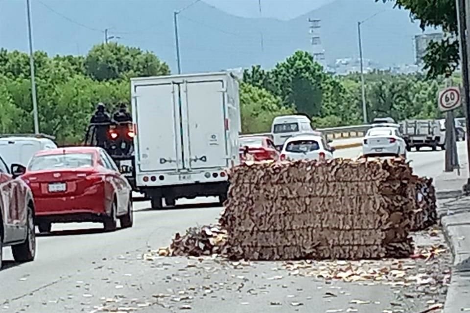El hecho, que obstruyó parte del carril de baja velocidad y de los carriles normales, se registró cerca de las 14:15 horas, a la altura del Parque Plaza Sésamo.