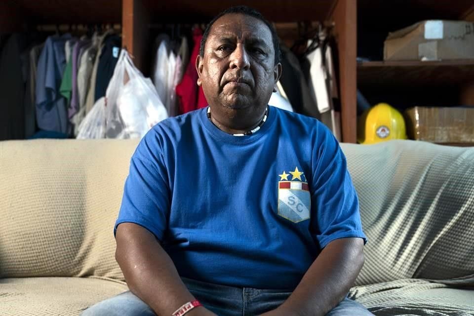 Franklin Anchahua posa para una foto en el cuarto que comparte con su padre en Queens, en la Ciudad de Nueva York.