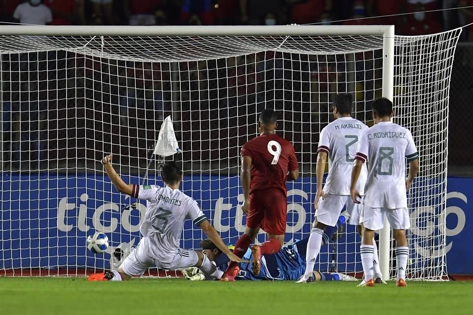 El gol de Panamá salió de un rebote de Guillermo Ochoa.