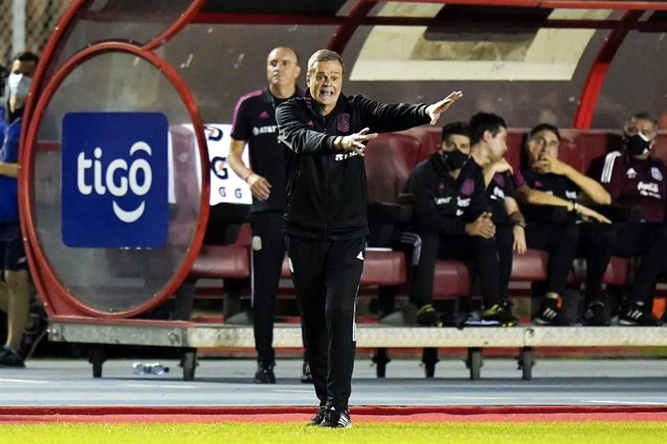 Jorge Theiler estuvo en el área técnica ante la ausencia de Gerardo Martino.