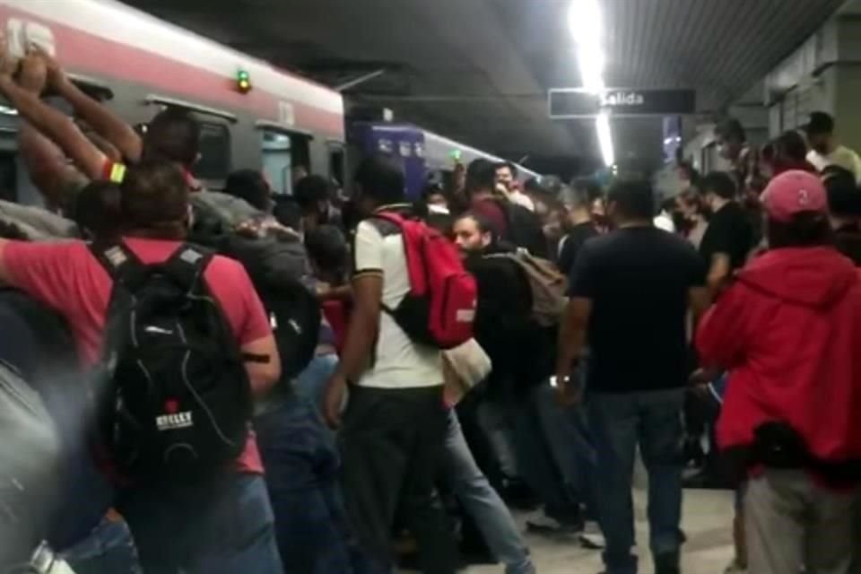 En redes circulan videos donde usuarios intentan mover el vagón para liberar el cuerpo del fallecido.