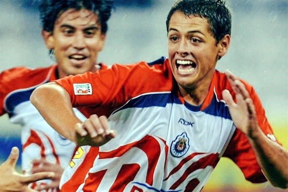 'Chicharito' compartió imágenes de sus inicios en Chivas.