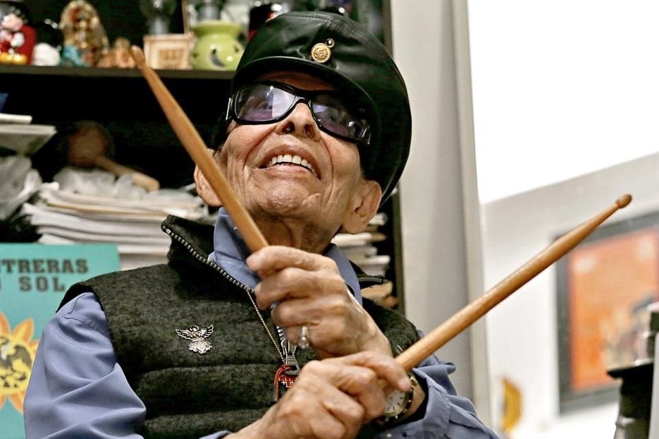 Baterista Tino Contreras, quien falleció con 97 años por un paro, se encargó de forjar su leyenda hasta ser 'Embajador mexicano del jazz'.