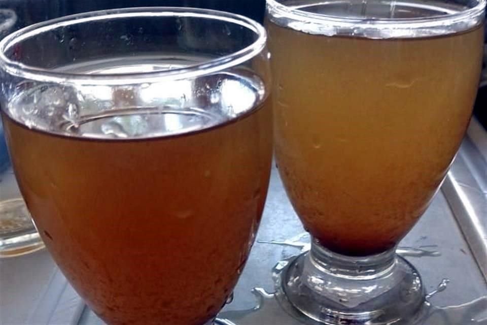 No es agua de tamarindo. Así sale de la llave en Providencia y varias colonias de Guadalajara.