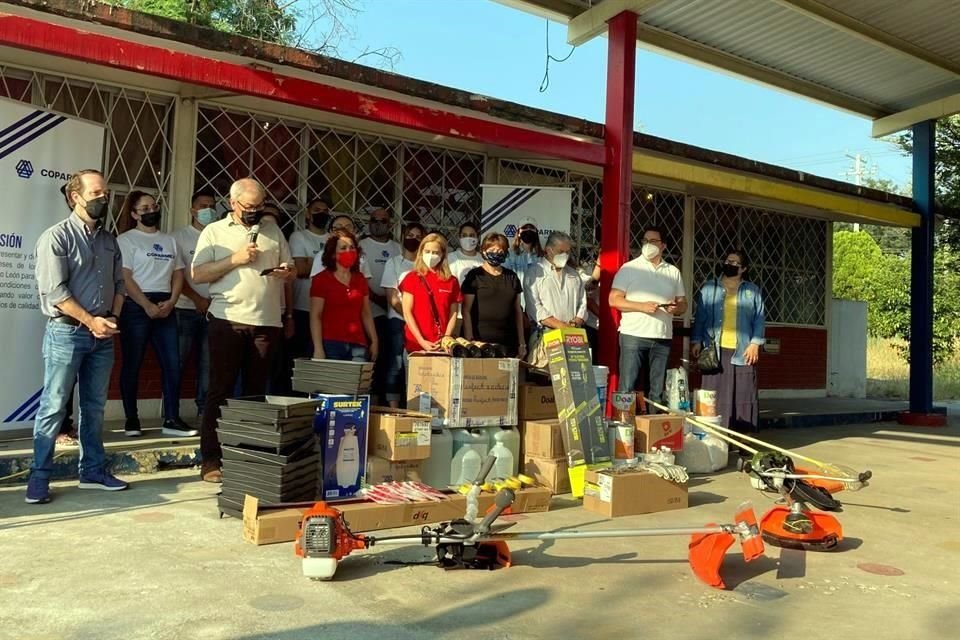 En las labores de limpieza y pintura participaron maestras del plantel, madres y padres de familia, así como integrantes del programa.