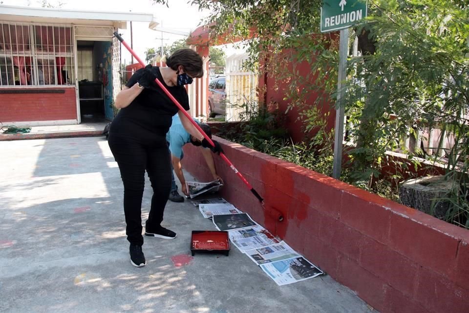En las labores de limpieza y pintura participaron maestras del plantel, madres y padres de familia, así como integrantes del programa.