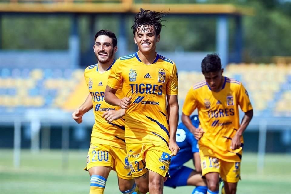 Leonel Prieto (centro) selló el triunfo para los auriazules.