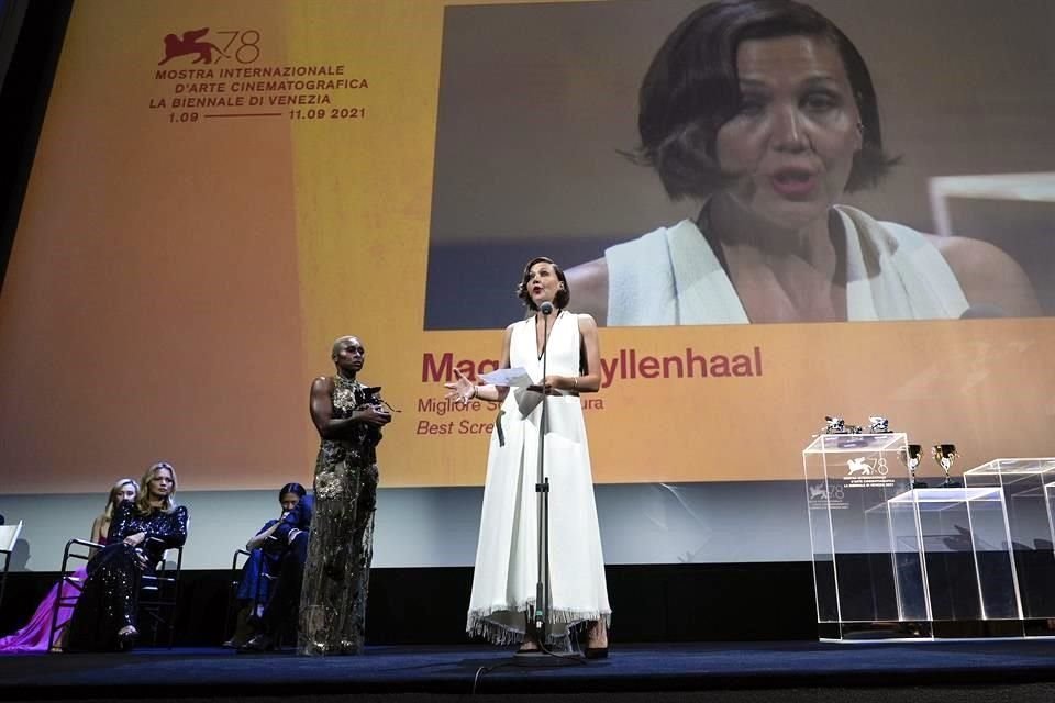 Maggie Gyllenhaal acepta el premio al mejor guión por 'La Hija Perdida'.