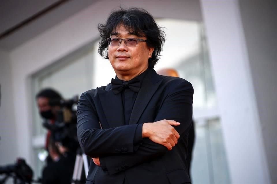 Bong Joon-ho posa para los fotógrafos a su llegada a la ceremonia de clausura de la 78 edición del Festival de Cine de Venecia.