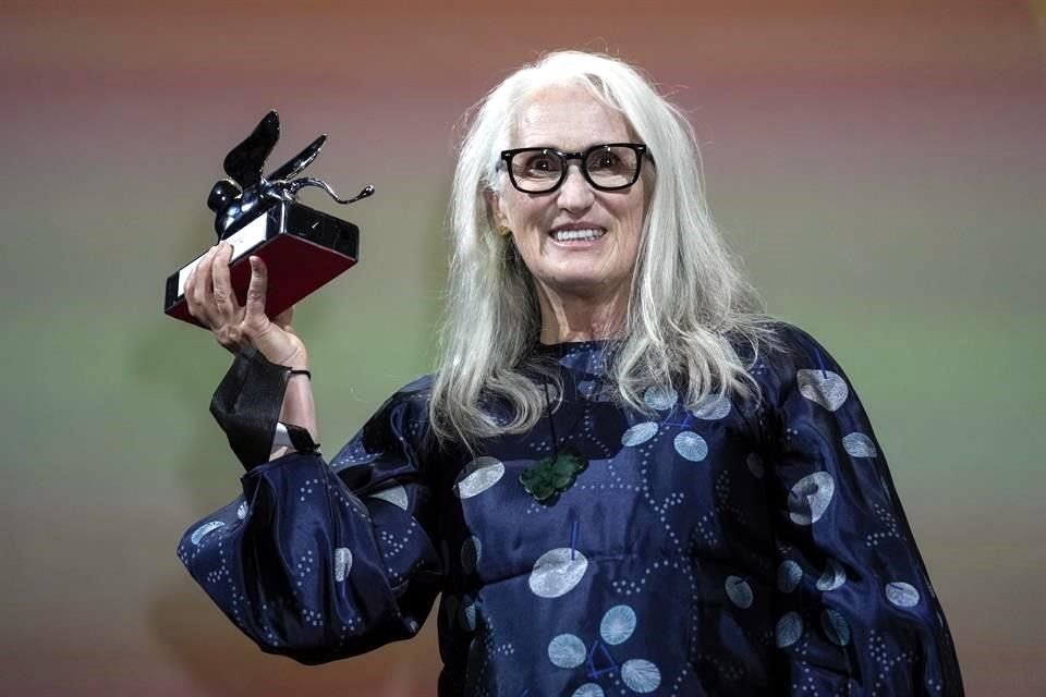 Jane Campion recibió el premio León de Plata al Mejor Director por 'The Power Of The Dog' en el escenario en la ceremonia de clausura de La Mostra.