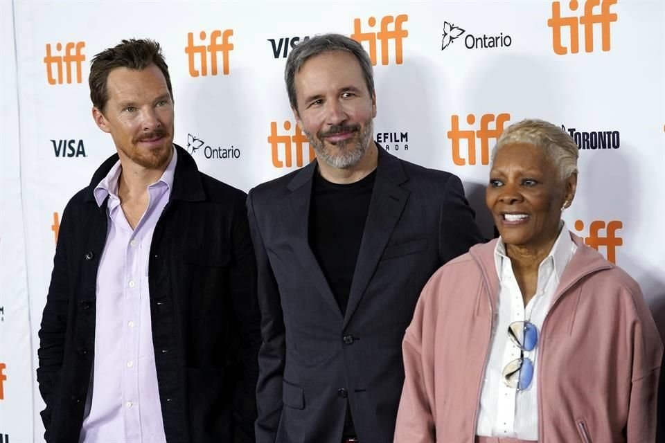 El actor Benedict Cumberbatch, el director Denis Villeneuve y la cantante Dionne Warwick fueron galardonados con el premio TIFF Tribute,  en el Festival Internacional de Cine de Toronto de 2021.